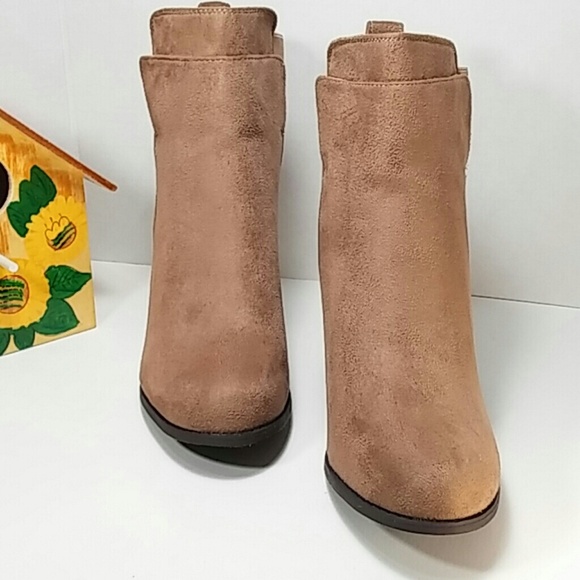 🆕 Taupe Chelsea Boot Faux Suede Chunky Heel 🆕 - Picture 4 of 8